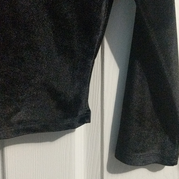 SALE [4/15$] BLACK VELVET LONG SLEEVE CROP TOP - Picture 3 of 4